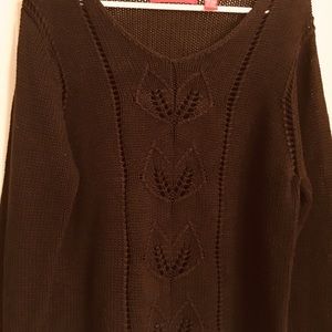 V-neck sweater with cable knit front design